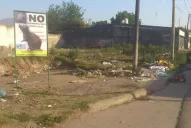 A pesar del cartel, una esquina de Lules se convirtió en basural