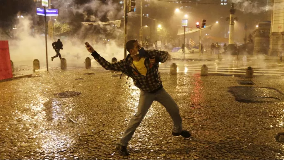 EN LLAMAS. Las calles de Río de Janeiro se convirtieron en un campo de batalla. FOTOS DE REUTERS