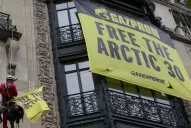 Los activistas de Greenpeace detenidos en Moscú hablaron con sus familias