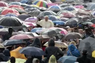 La imagen que recorre el mundo del Papa Francisco