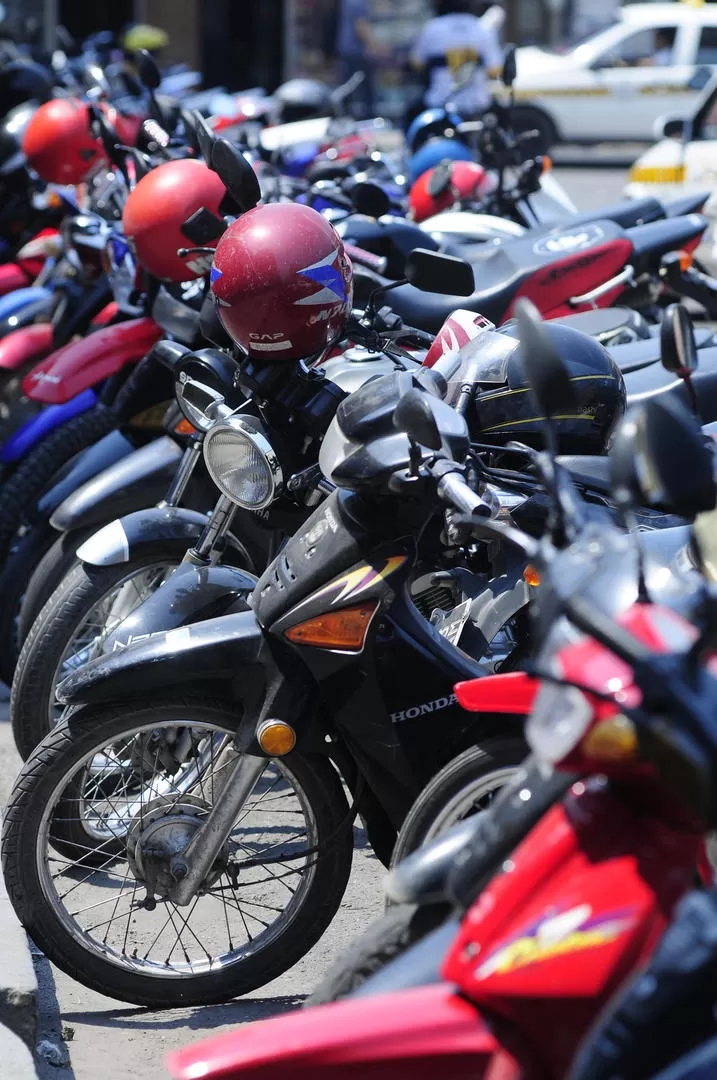 CON PERMISO. En el pasaje Padilla los motociclistas pueden estacionar. Allí los trapitos piden a voluntad cerca de $2 por vehículo. 