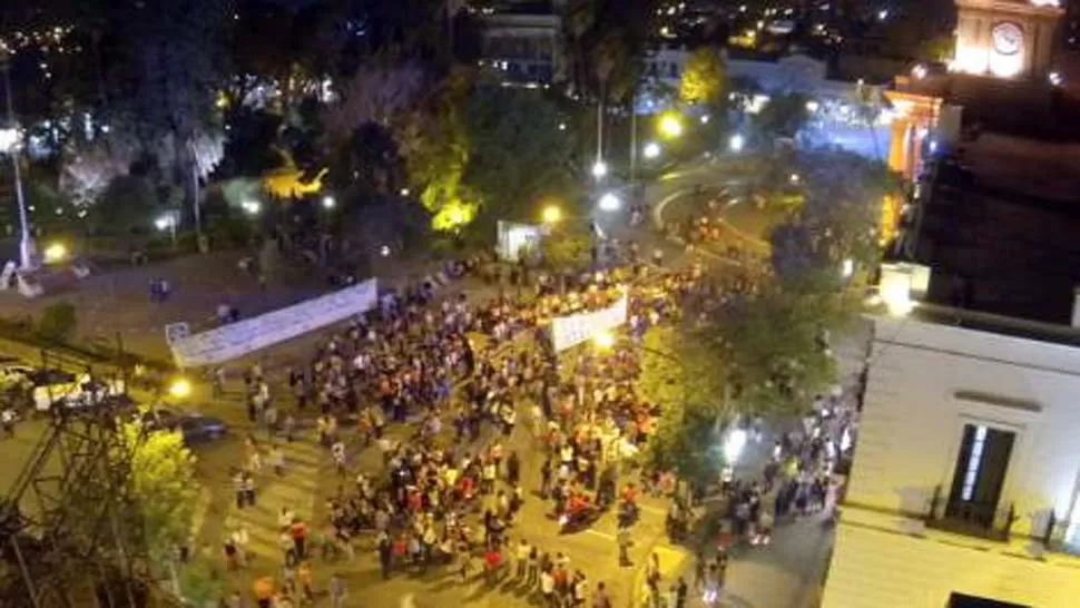 AUTOCONVOCADOS. Unos 400 vecinos se citaron a través de las redes sociales y marcharon  hasta la plaza principal. FOTO TOMADA DE ELANCASTI.COM