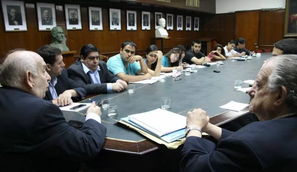 CARA A CARA. Autoridades, centros de estudiantes y manifestantes volverán a reunirse hoy en la comisión. PRENSA UNT / FOTO DE LUIS FERRANDO