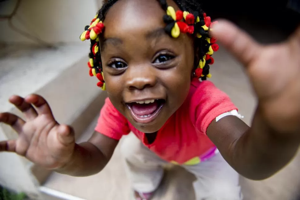 EN BUSCA DE UNA FOTO. Instintivamente, la pequeña, de un año y ocho meses, busca el lente del fotógrafo y le regala su mejor sonrisa. LA GACETA / FOTOS DE JORGE OLMOS SGROSSO 