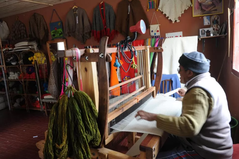 TEJIDOS. En Tafí del Valle son numerosos los artesanos que tienen en sus hogares telares, como el de Víctor Mamaní. LA GACETA / FOTO DE OSVALDO RIPOLL (ARCHIVO)