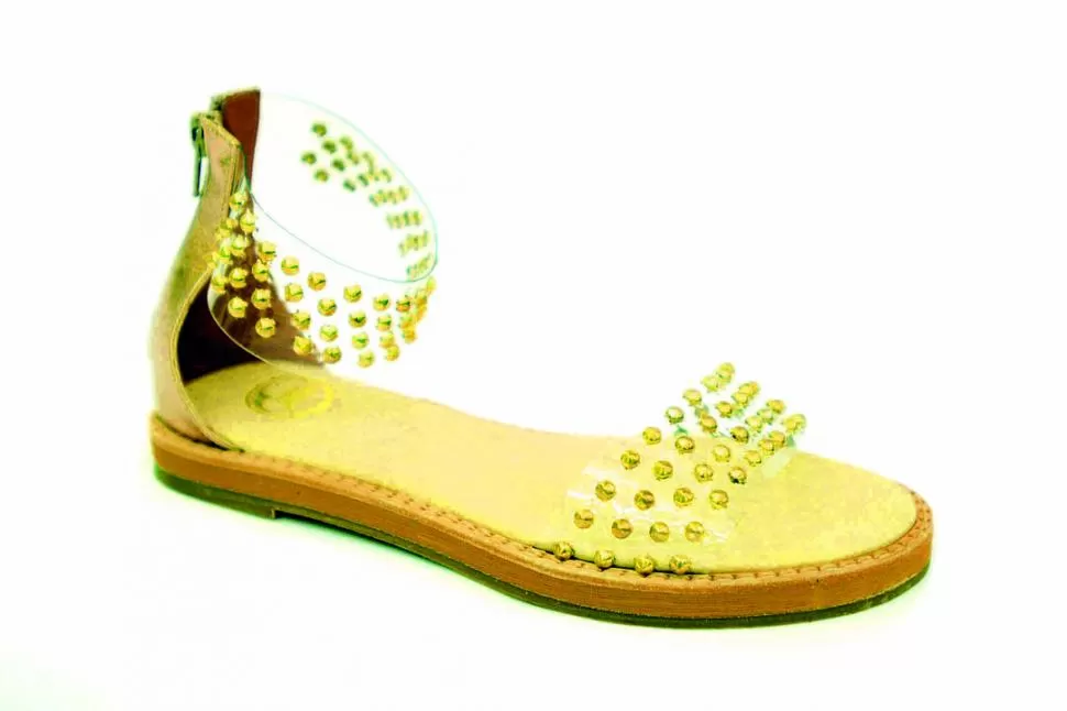 $850
Sandalias con tachas doradas y transparencias (Almacén de Zapatos). 