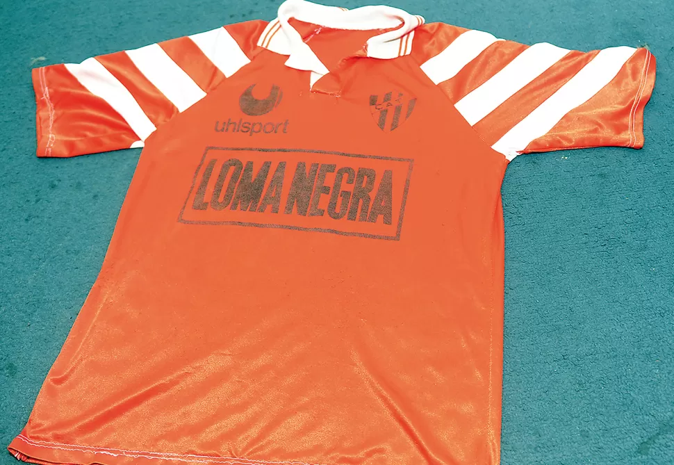 LA PRUEBA DEL DELITO. La camiseta naranja de Atlético que usó 10 minutos aunque ninguno de los jugadores vio acción con ella.