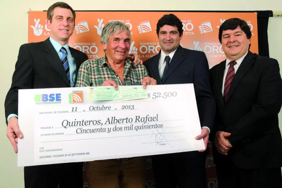 ¡QUÉ PREMIO!. Alberto Quinteros posa junto a Neme, Del Pino y Ale. LA GACETA / FOTO DE INéS QUINTEROS ORIO