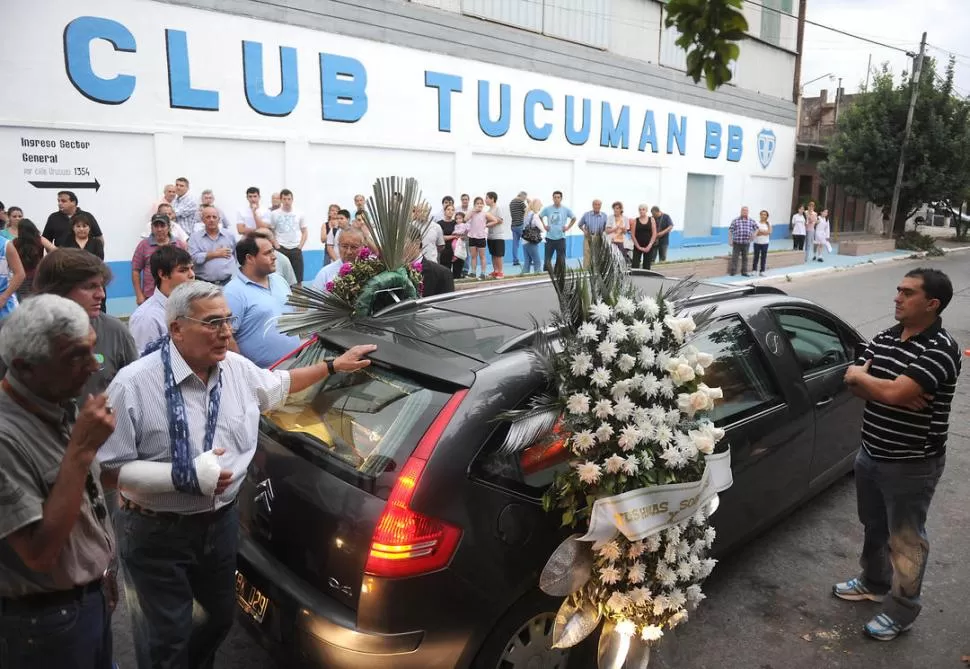EL MOMENTO MÁS EMOTIVO. El cortejo fúnebre de Tompy Díaz pasó por el estadio de Tucumán BB. 
