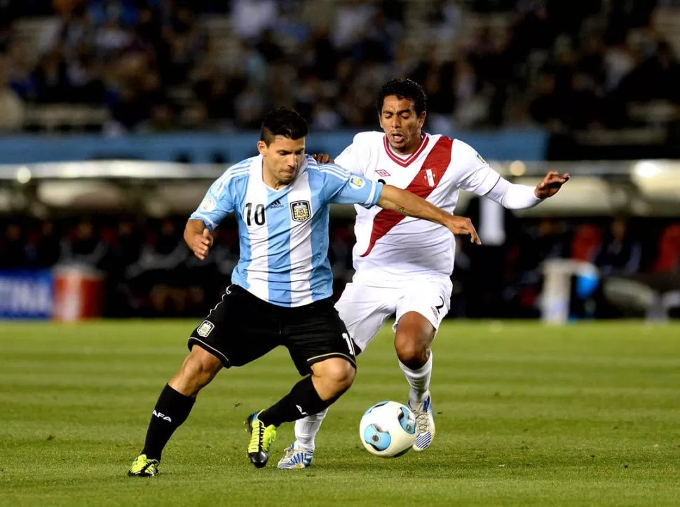 CUMPLIÓ. Agüero, que se adelanta a Aparicio, llevó la 10 de Messi y si bien no marcó, se impuso en el ataque argentino. 