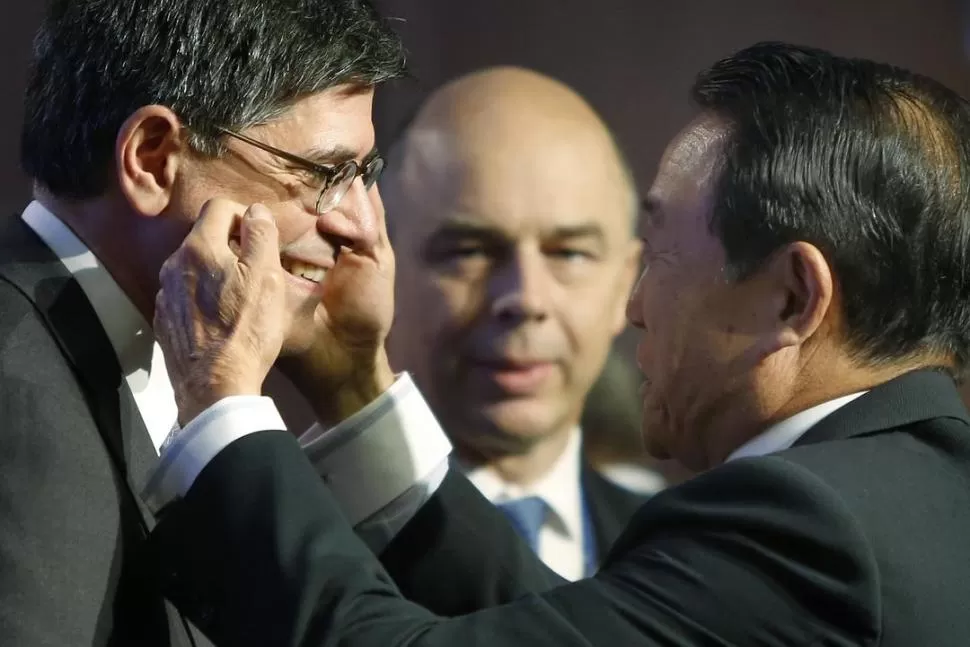 POTENCIAS. Lew es saludado por el ministro de Finanzas japonés, Taro Aso. REUTERS
