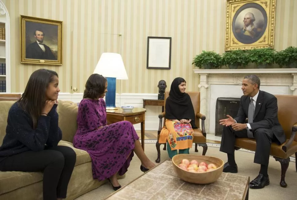 EN LA CASA BLANCA. Barack Obama, su esposa Michelle y su hija Malia dialogan con la joven paquistaní Malala Yousafzai. REUTERS