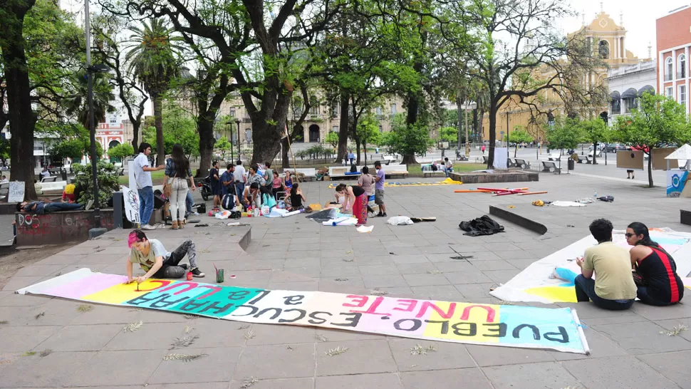 TALLER. Los estudiantes realizaron una intervención cultural en la plaza Independencia, manifestación que repetirán en la plaza Urquiza mañana. LA GACETA / FOTO DE FRANCO VERA