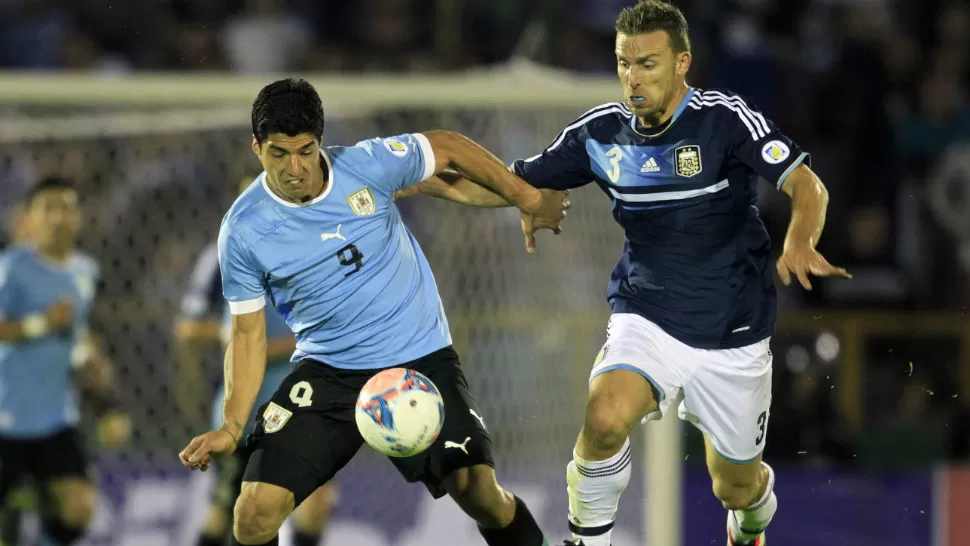 VENTAJA URUGUAYA. El delantero Luis Suárez complicó toda la noche la defensa argentina y fue autor del segundo gol de los celestes. REUTERS