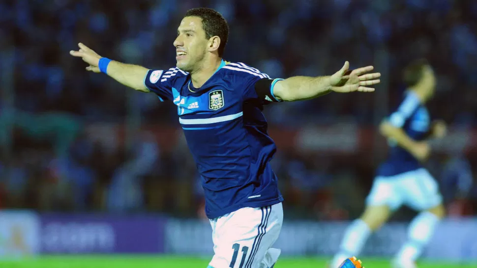 ESTIRPE GOLEADORA. Maxi Rodríguez anotó los dos tantos de Argentina en el partido contra los uruguayos. TELAM