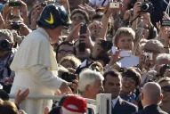 El papa Francisco recorrió la Plaza de San Pedro con un casco de bombero