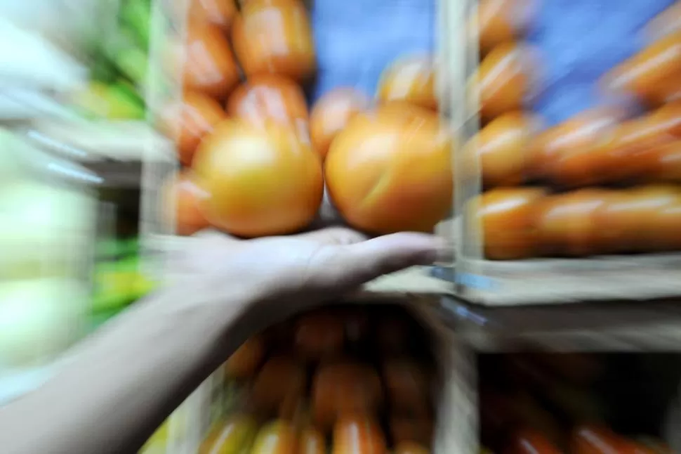 MONTOS VARIABLES. Hasta que no ingrese mercadería local, el precio del tomate no logrará equilibrarse, según afirmaron los comerciantes. LA GACETA / FOTO DE ANALíA JARAMILLO