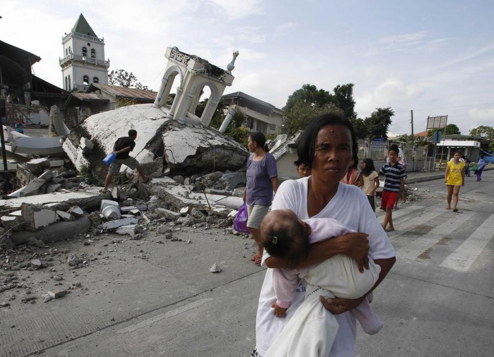 Muerte y destrucción por un violento terremoto en Filipinas
