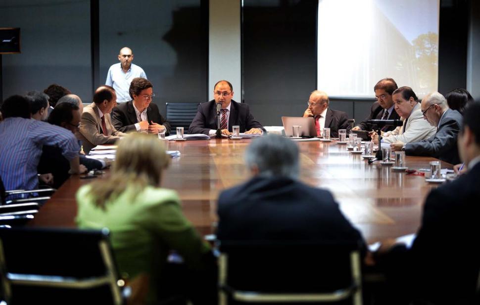 EQUIPO DE TRABAJO. Caponio dirige la palabra a la comisión; escuchan Racedo y Rava (izquierda), y Caramuti, Sánchez, Molina y Albo (derecha). PRENSA LEGISLATURA