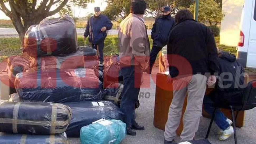 BULTOS. La Policía secuestró 15 paquetes con ropa de la bodega del colectivo. FOTO TOMADA DE NUEVODIARIOWEB.COM.AR