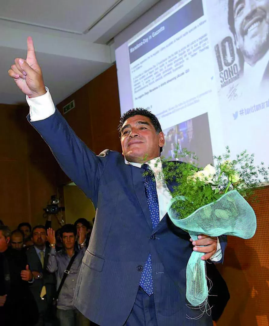 RETIRADA TRIUNFAL. Un sonriente Diego Maradona saluda a sus seguidores que lo despidieron con una ovación. FACEBOOK.COM/DIEGOMARADONAOFICIAL