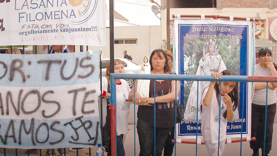 VIGILIA. Seguidores de Gioja, piden por su salud en la puerta del Hospital. TELAM

