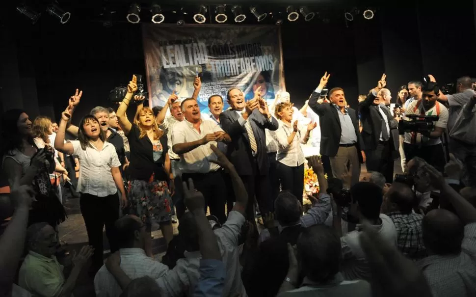 NADIE QUISO QUEDAR AFUERA. Ministros, legisladores y candidatos subieron al escenario para la foto en el acto central del Partido Justicialista. LA GACETA / FOTO DE OSVALDO RIPOLL