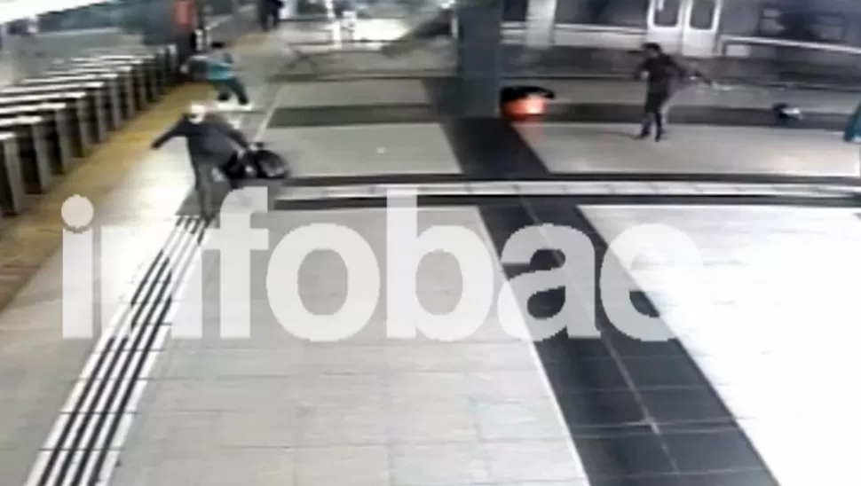 TERROR. Las personas que estaban al final del andén huyen al ver que el tren se dirige a donde están ellos. CAPTURA DE VIDEO