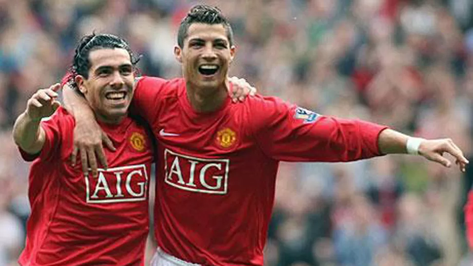 BUENOS AMIGOS. Tévez y Cristiano Ronaldo compartieron éxitos en el Manchester United. FOTO TOMADA DE TELEGRAPH.CO.UK