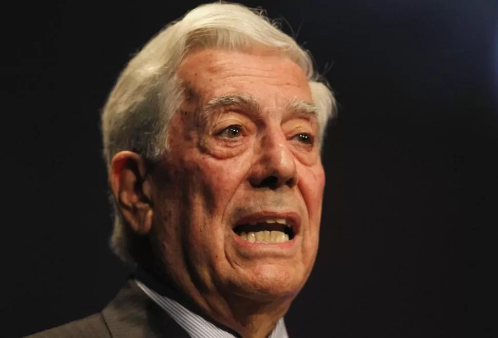 OPTIMISTA. Vargas Llosa cree que el libro de papel no desaparecerá. REUTERS