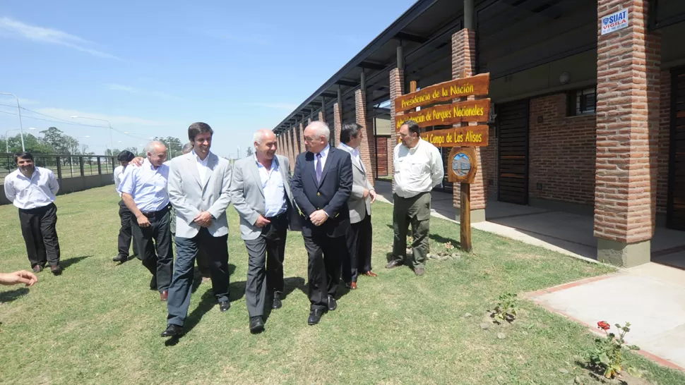 DE VISITA. Meyer recorrió las obras en la Intendencia de Campo de los Alisos, en Concepción. LA GACETA / OSVALDO RIPOLL