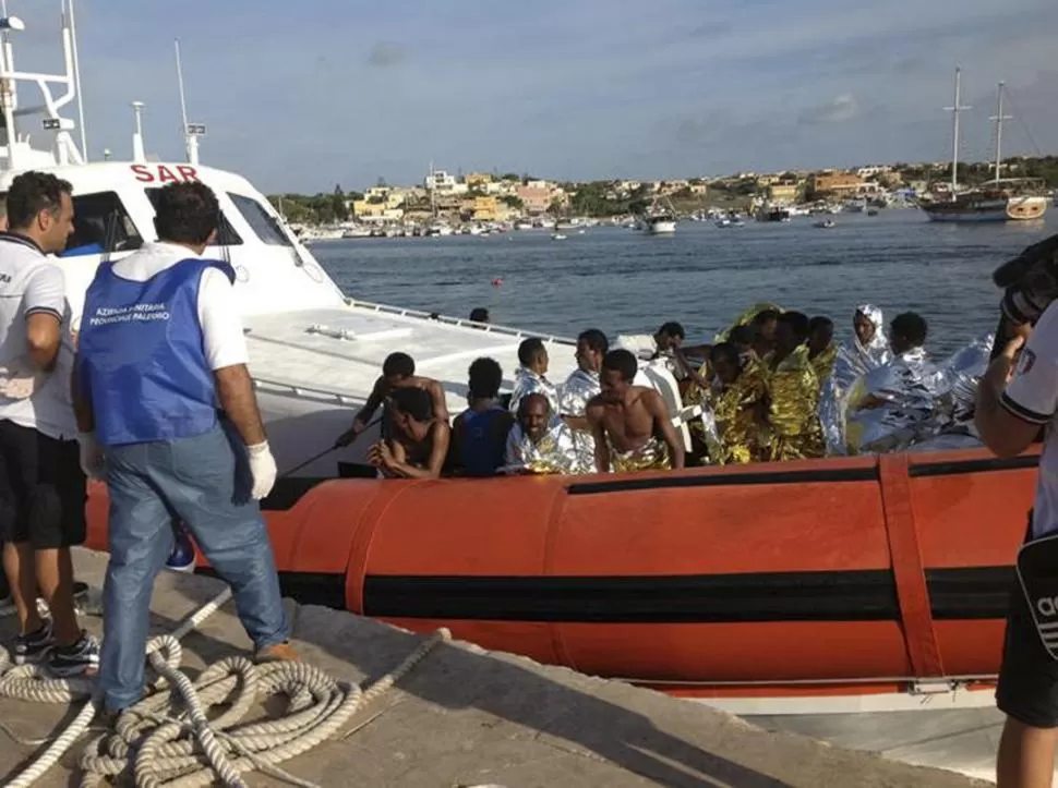 CRISIS. La Guardia Costera italiana auxilia constantemente a inmigrantes. REUTERS