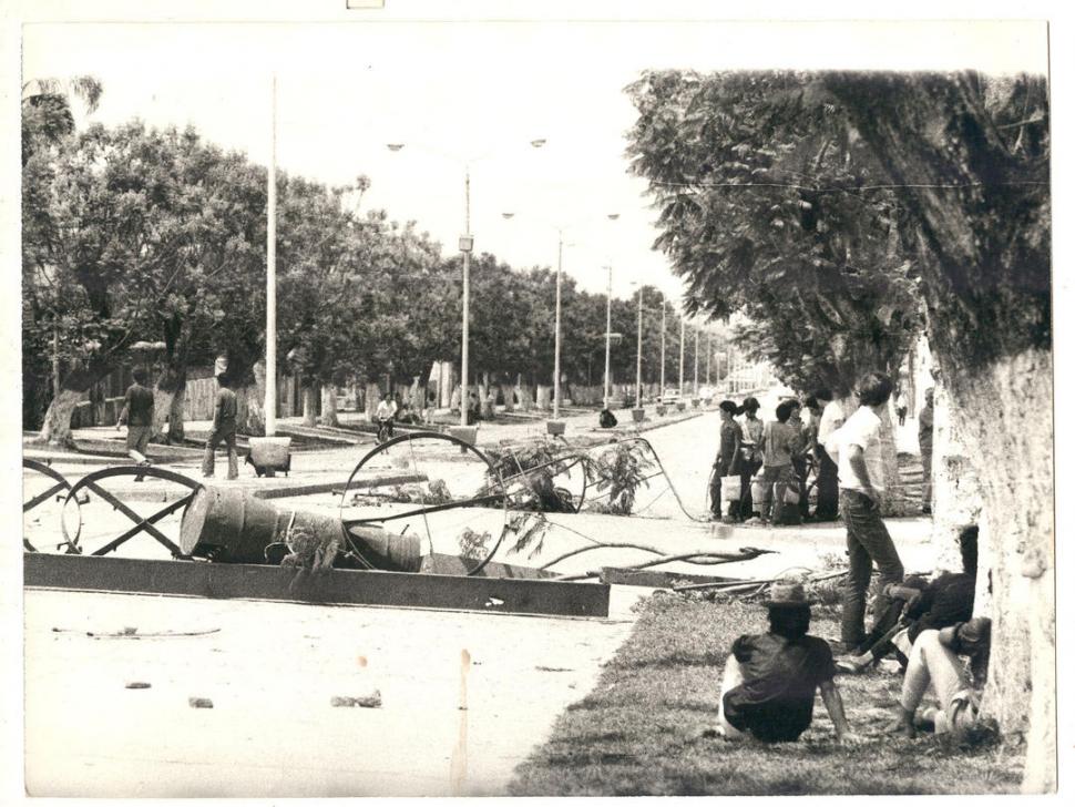 PROTESTAS. En abril de 1971 cortaron la Alem en protesta por recortes. LA GACETA / FOTOS DE ARCHIVO  