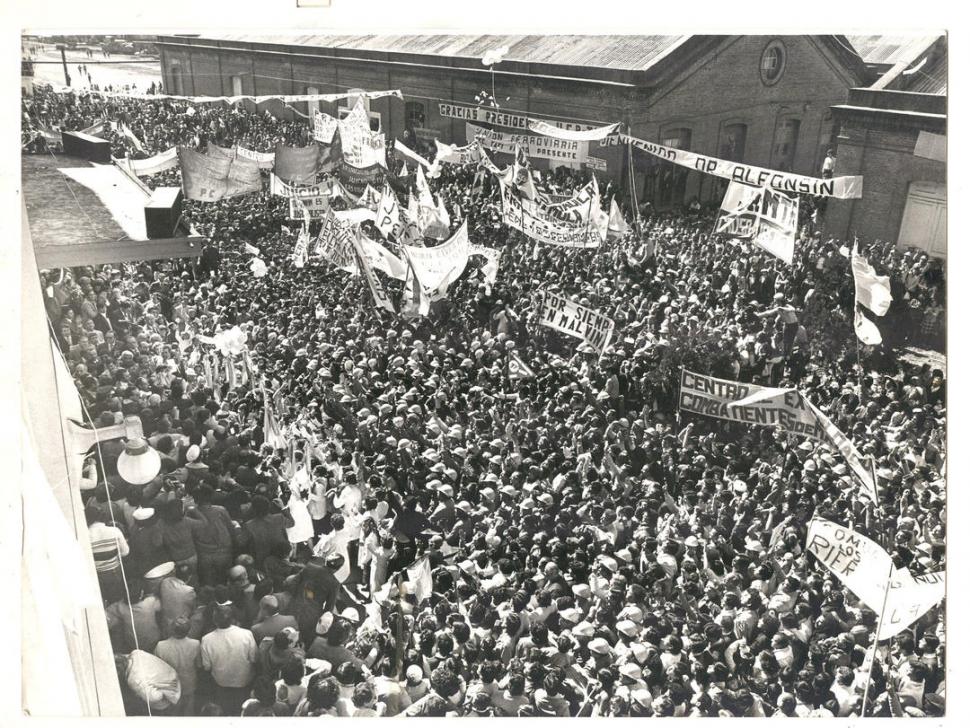SE REABREN. El 3 de agosto de 1984 una multitud celebra la reapertura.  