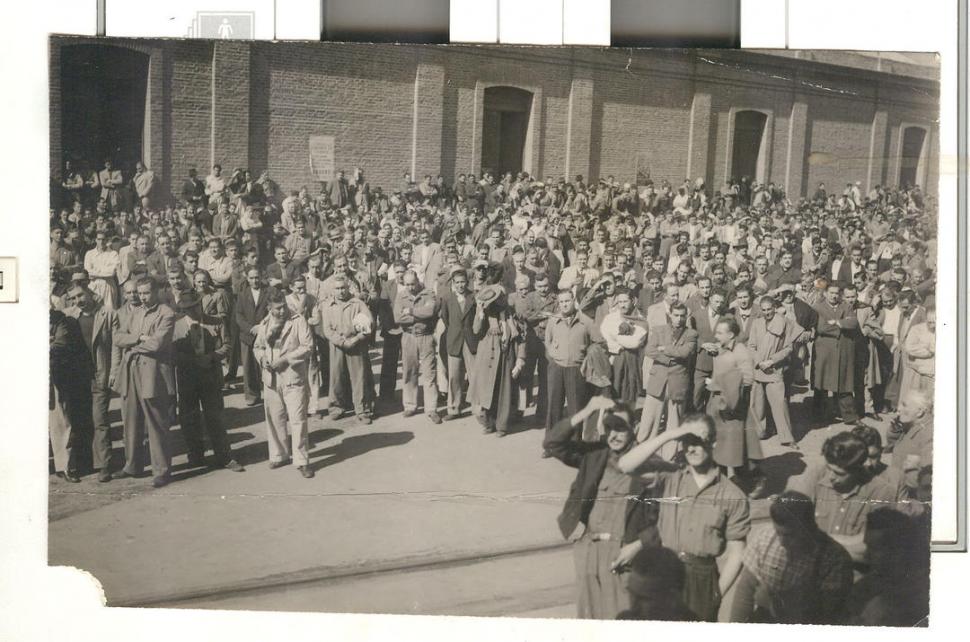  OTROS TIEMPOS. Obreros y empleados de los talleres ferroviarios escuchan el discurso que Perón pronunció en la Escuela Superior de Guerra, en 1952. 