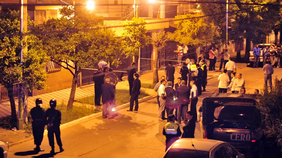 BARRIO SHOCKEADO. La tragedia conmocionó a los vecinos y a trabajadores del ámbito policial y judicial. LA GACETA / FOTO DE DIEGO ARÁOZ