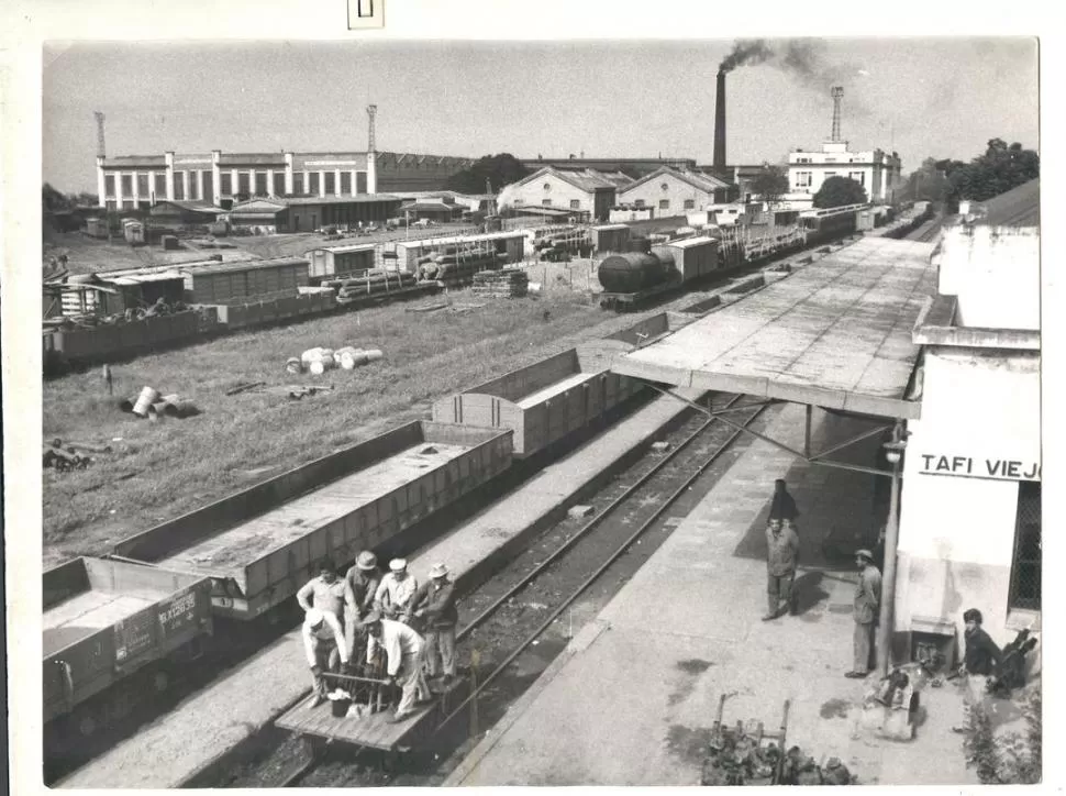  SÍMBOLO. El humo que sale de la chimenea era la señal de producción de los talleres. La foto es de 1971, cuando se desmantelaban boggies y vagones.  