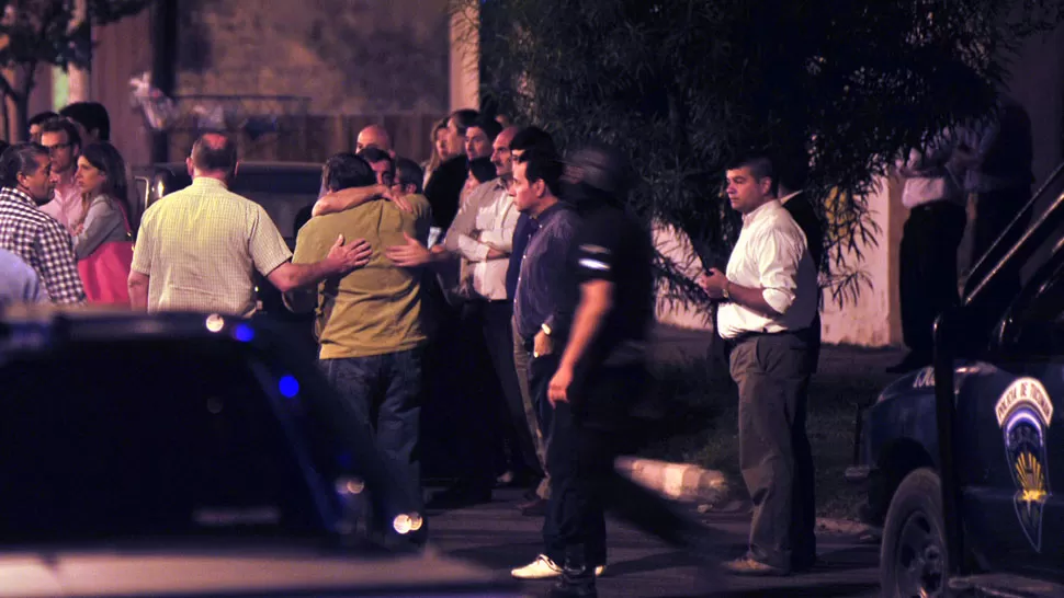 INCOMPRENSIBLE. Familiares y amigos de las víctimas se abrazan frente a la casa del homicida. LA GACETA /  DIEGO ARÁOZ. 