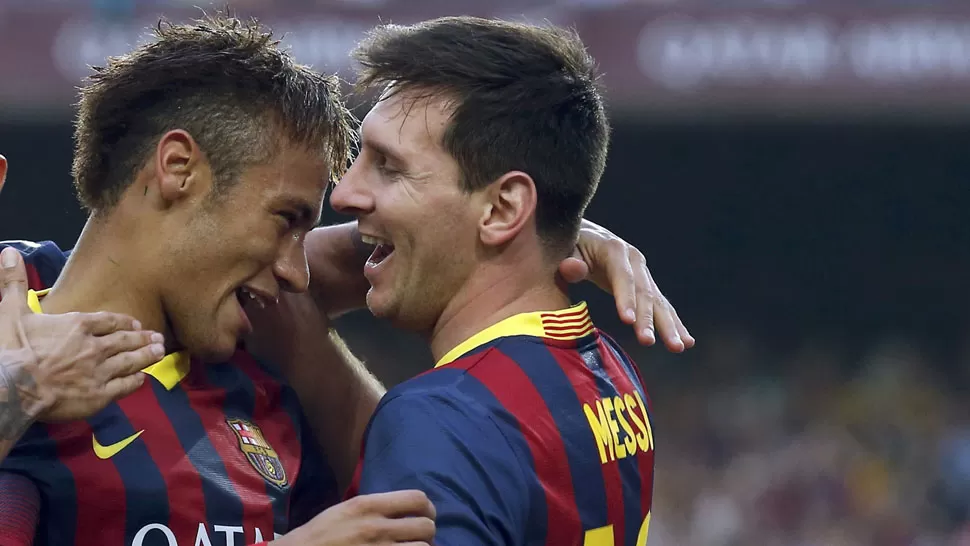 FELICIDAD. Messi y Neymar festejan el gol del brasileño. FOTO REUTERS. 