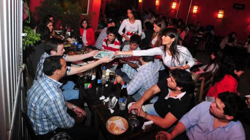 ¿UNA LIMONADA? Las bebidas alcohólicas estarán prohibidas en los bares desde las 23.LA GACETA (ARCHIVO)