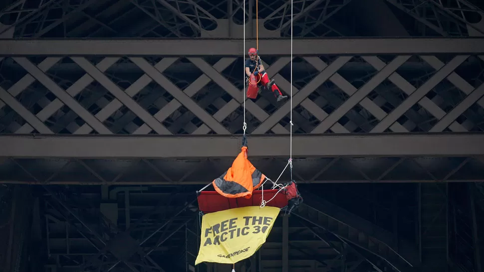 Se colgó de la torre Eiffel para pedir la liberación de sus compañeros de Greenpeace