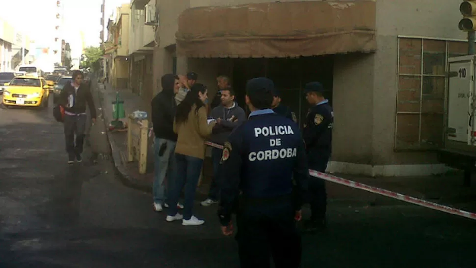 EL LUGAR DEL HECHO. La policía acordonó el edificio donde ocurrió el homicidio. FOTO TOMADA DE CADENA3.COM.AR