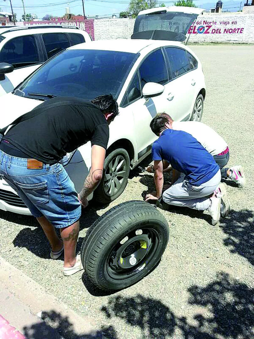 MECÁNICOS. Pave, Lescano y Ojeda cambian la rueda del auto del Ratón. 