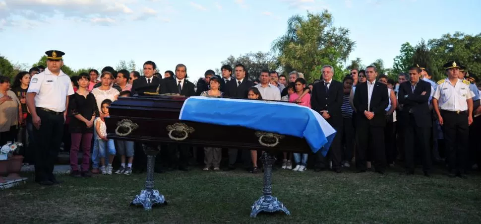 PROTOCOLO POLICIAL. El cajón de Víctor Barraza estuvo cubierto por la bandera argentina y los atributos de la fuerza mientras se rezó una oración y se leyó una carta en su honor. Luego le entregaron la enseña patria a su esposa. LA GACETA / FOTOS DE DIEGO ARAOZ