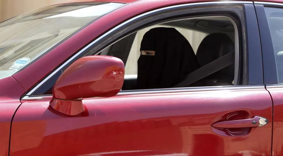 VETADA. La legislación de Arabia Saudita prohíbe a las mujeres que manejen. REUTERS