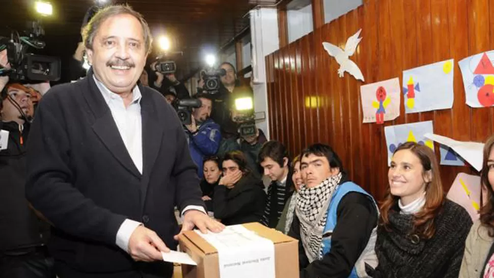 OPTIMISTA. Ricardo Alfonsín se mostró sonriente al votar. FOTO TOMADA DE LAVOZ.COM.AR