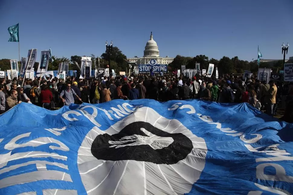 WASHINGTON. Cerca del Capitolio, manifestantes despliegan un paracaídas en el Rally contra la vigilancia masiva. REUTERS