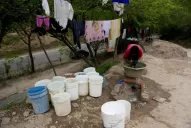 Cada gota vale oro y ellos pasan el día junto a los grifos