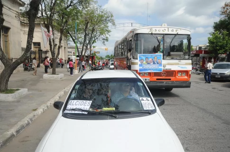 PUEBLO CHICO, MOVILIZACIÓN GRANDE. En las calles de la Ciudad de la Empanada pulularon los autos alquilados. LA GACETA / FOTO DE OSVALDO RIPOLL