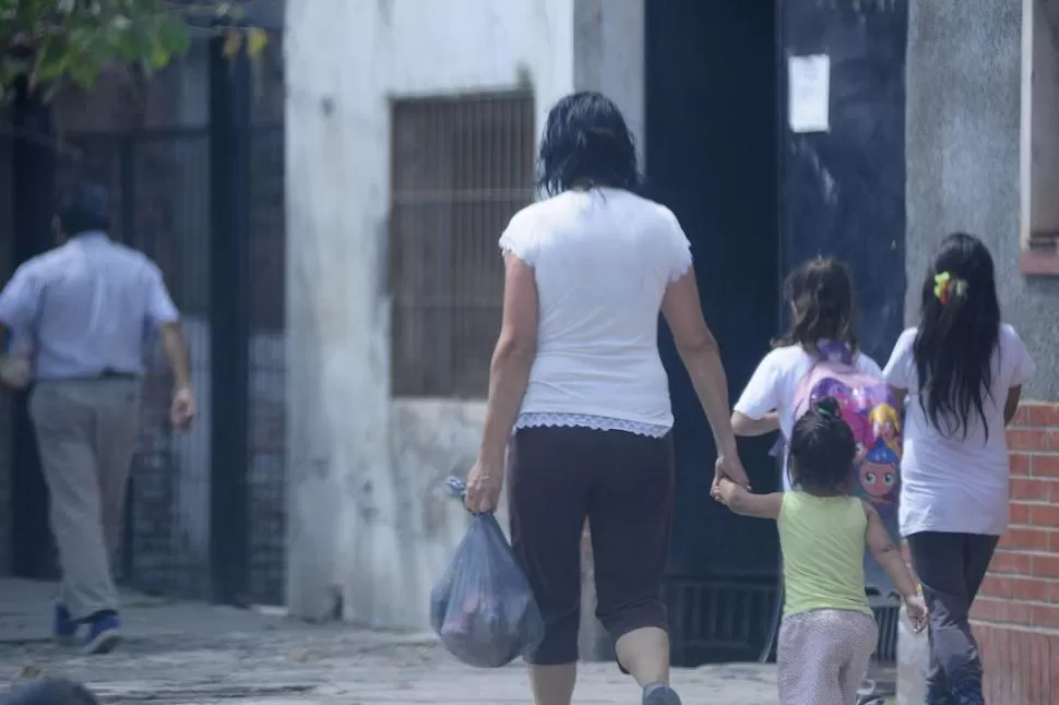 EL 11 DE MARZO. En uno de los barrios más pobres de la capital también hubo distribución de bolsones con mercadería; las familias llevaban de a dos. LA GACETA / FOTOS DE ANALIA JARAMILLO 